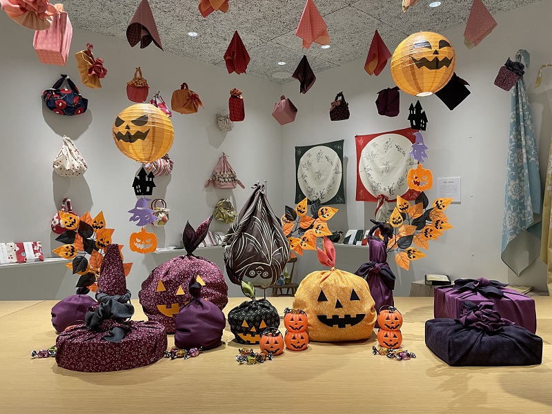 インパクト大 ハロウィーンの飾り付けは ふろしきカボチャ と コウモリバッグ で むす美オンラインショップblog