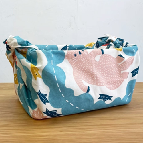 かわいらしいラッコのふろしきで収納ボックスを包んだイメージ