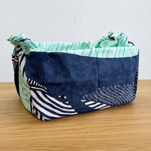 クジラのふろしきで収納ボックスを包んだイメージ