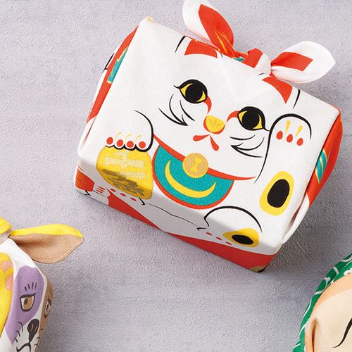 48コチャエむすび招き猫で箱を包んでいる様子