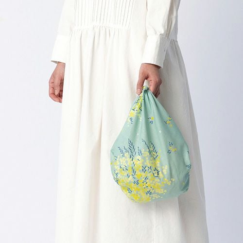 70 こはれ ミモザ ミント
で作ったふろしきバッグを持っている様子