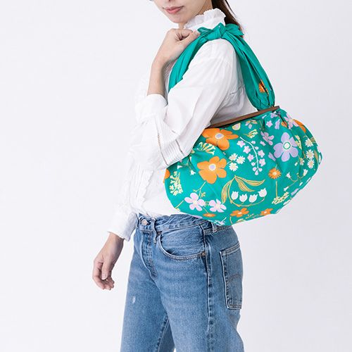 100 ひめむすび Adeline Klam フラワーガーデン ピーコックグリーン
ふろしきパッチンと合わせてコーディネート デニムとの相性も良い