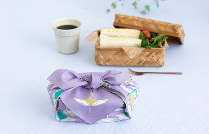 50 ひめむすび Adeline Klam 鶴 ラベンダー
お弁当包みにしてる様子