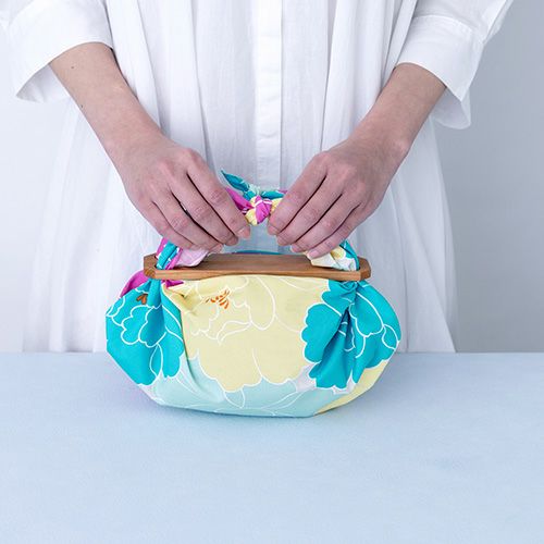 50 ひめむすび Adeline Klam 牡丹 ターコイズピンク
ふろしきパッチンminiでパッチンバッグにしている様子