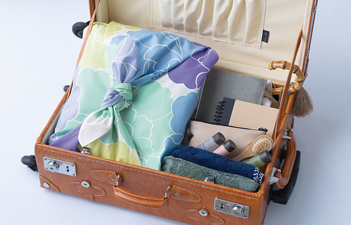 100 ひめむすび Adeline Klam 牡丹 ブルー
キャリーケースの中身を風呂敷で仕分けしている様子