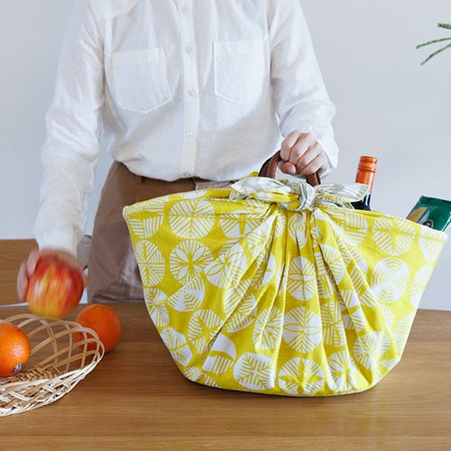 100伊砂文様 松 イエローでかごトートバッグをカバーしている様子