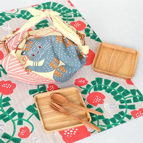 70 kata kataむすび アクアドロップ ネコと毛糸 イエローでバスケットかごを包んでいる様子