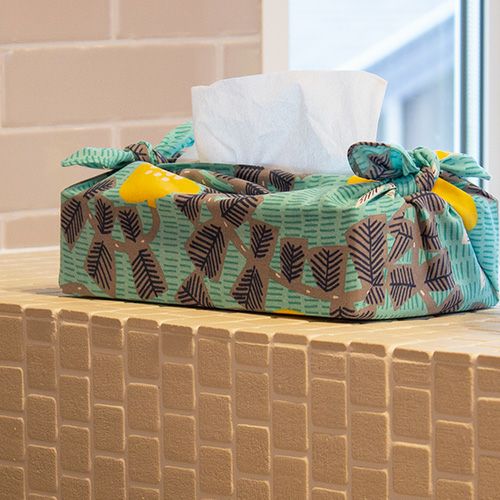 45kata kataむすびハチドリグリーン ティッシュボックスを包んでカバーにしている様子