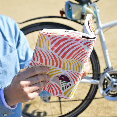 45kata kataむすびねこととりピンク
ブックカバーとして使用してる様子