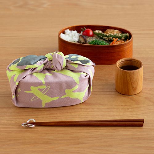 50 ミナ ペルホネン 両面 run run run ピンク/モスグリーンで曲げわっぱ弁当を包んでいる様子