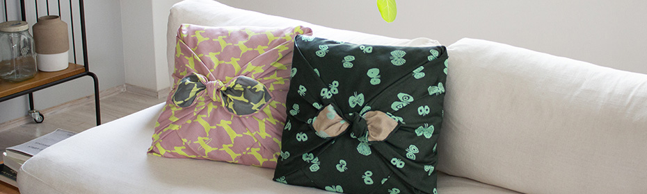 100 ミナ ペルホネン 両面 hana hane でクッションをカバーしている様子