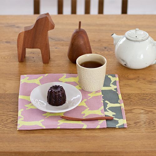 50 ミナ ペルホネン 両面 run run run ピンク/モスグリーン
ランチョンマットにしているイメージ