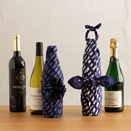 70 ミナ ペルホネン オーガニック sora check ネイビーでボトルラッピングした様子