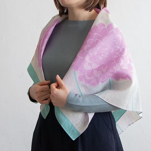 100 MUSUBI LINEN ダリア クリームをストールにしている様子