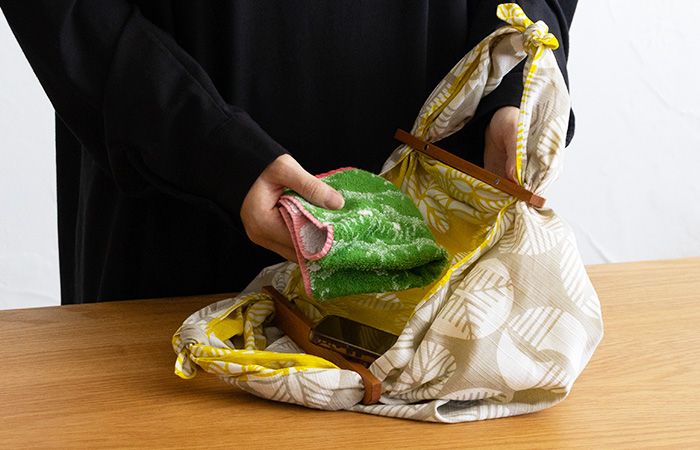 ふろしきパッチン ナラでパッチンバッグにしている様子