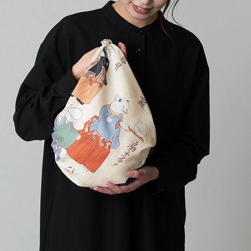 70 隅田川 流行猫の曲手まり クリーム 猫が手まり蹴って遊んでいる様子のふろしきでバッグを作っている