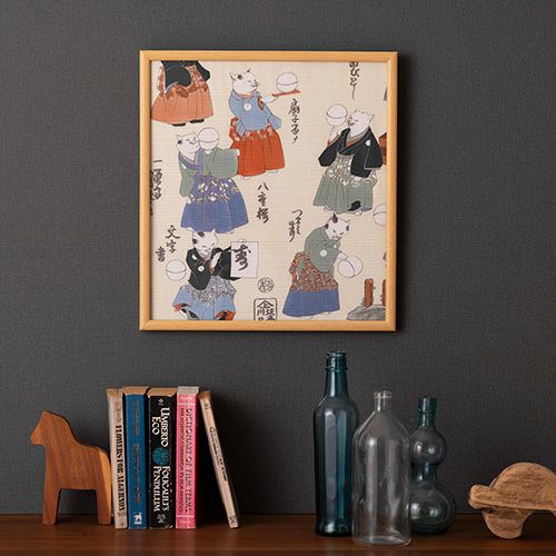 チーフ 隅田川 流行猫の曲手まり クリーム 猫が手まり蹴って遊んでいる様子のふろしきを額に入れて飾っている