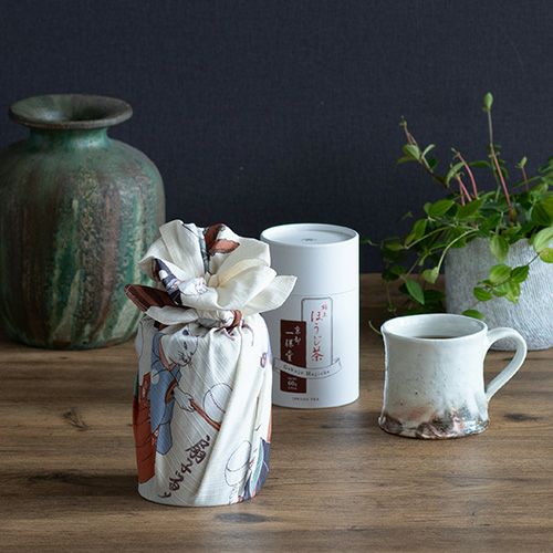 チーフ 隅田川 流行猫の曲手まり クリーム
猫が手まり蹴って遊んでいる様子のふろしきで茶筒をラッピングしている