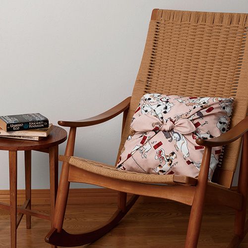 三巾 隅田川 猫飼好五十三疋 ピンク　クッションカバー替わりにして部屋に飾っている様子